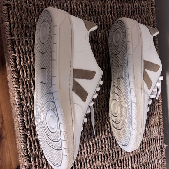 Veja leather sneakers Size 8. Never worn. Past return time. Don’t fit. - Picture 3 of 4